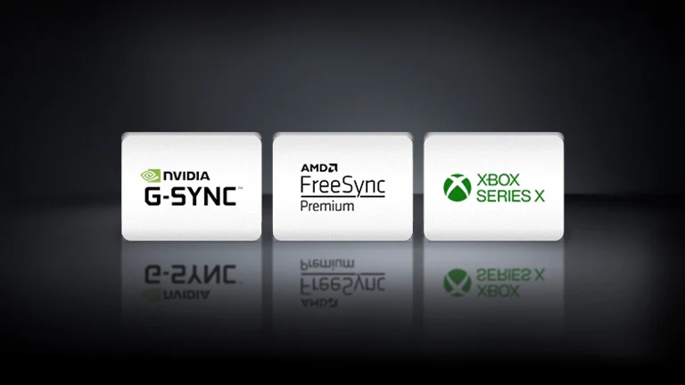 Logo NVIDIA G-SYNC, logo AMD FreeSync i logo XBOX SEREIS X ustawione w rzędzie na czarnym tle.