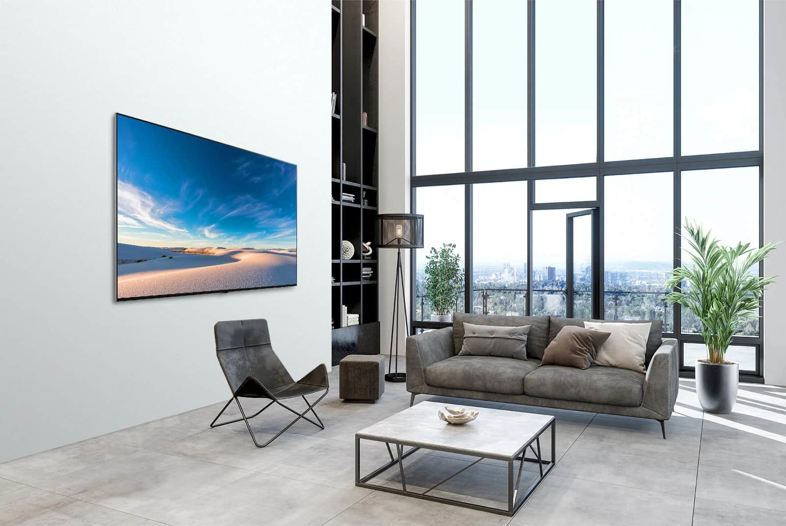 Telewizor LG QNED wiszący na ścianie w nowocześnie urządzonym wnętrzu.
