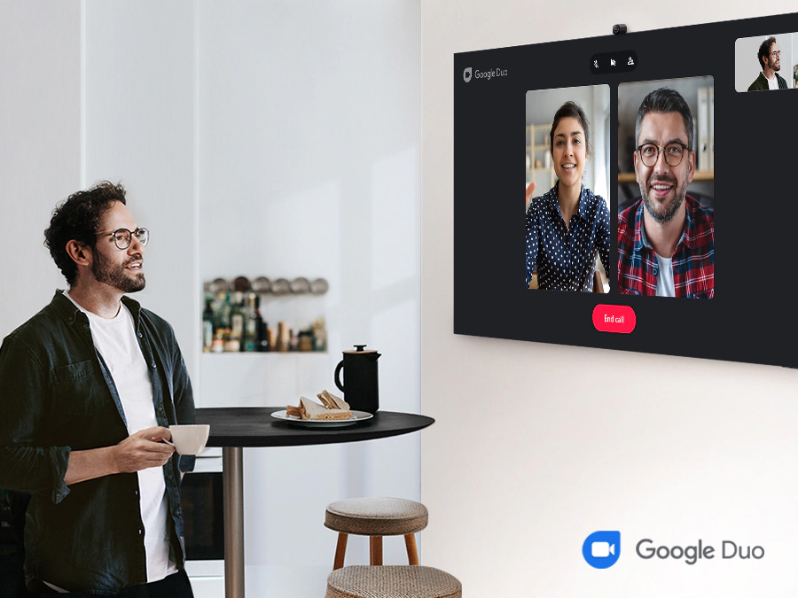 Mężczyzna prowadzi wideorozmowę z dwojgiem innych osób przez Google Duo. Q77BATXXH