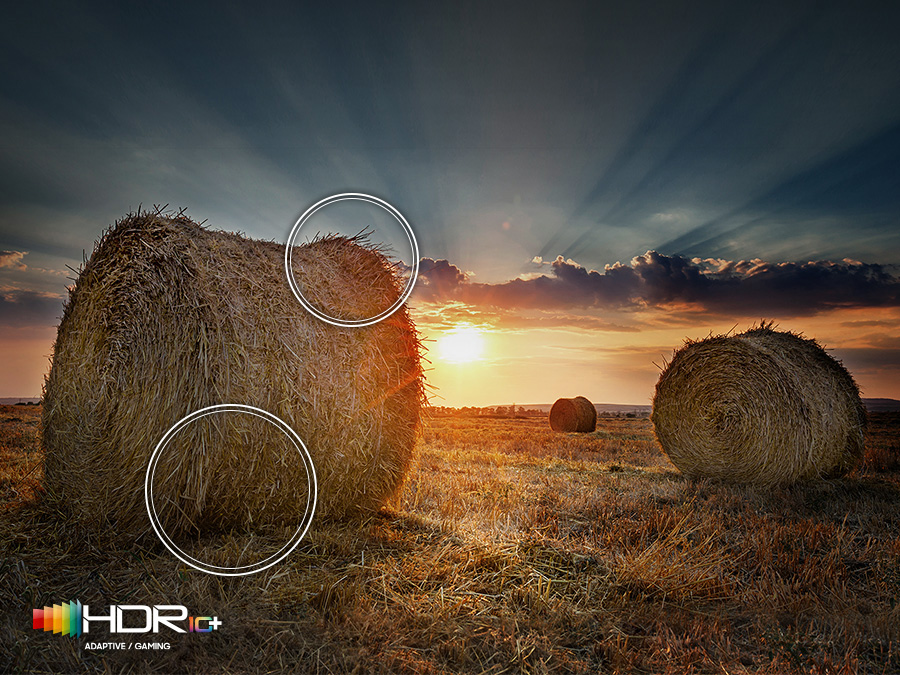 Słońce zachodzące nad prerią pokazujące pogłębiony kontrast technologii Quantum HDR. Na wyświetlaczu jest logo HDR10+. Q77BATXXH