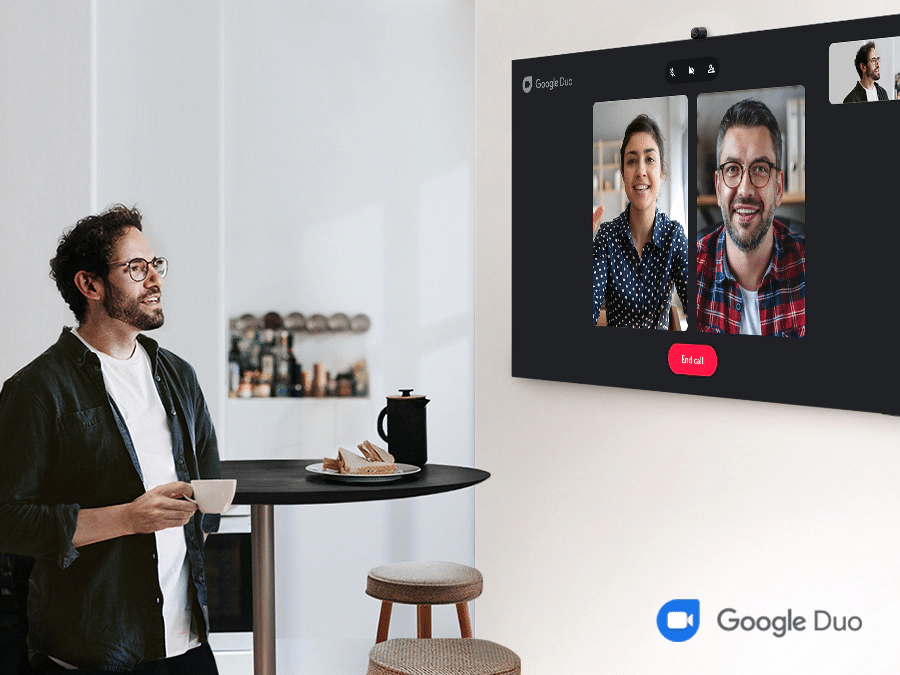 Mężczyzna prowadzi wideorozmowę z dwojgiem innych osób przez Google Duo. Q80BATXXH