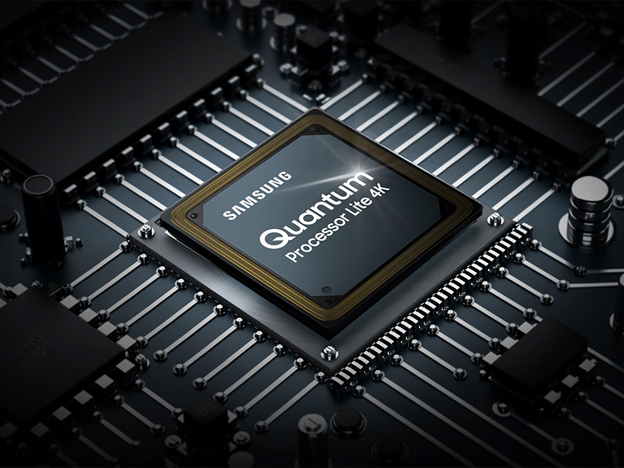 Chip procesora telewizora QLED. Na jego wierzchu widać logo Samsung oraz logo procesora Quantum Lite 4K. Q67BAUXXH