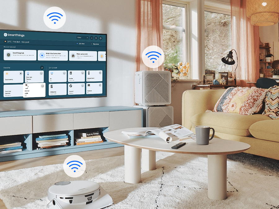 Na ekranie telewizora widać menu SmartThings. Ikonki WiFi pokazane nad telewizorem, odkurzaczem samojezdnym i oczyszczaczem powietrza. Q80BATXXH