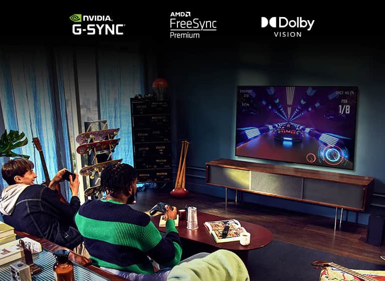Dwie osoby siedzące na kanapie i grające w grę wyścigową przy użyciu kontrolera na telewizorze LG OLED serii G2 w salonie
