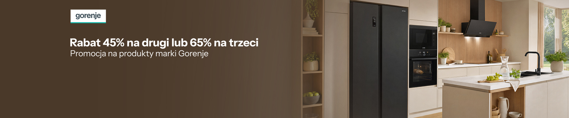 Produkty marki electrolux w drewnianej zabudowanej kuchni