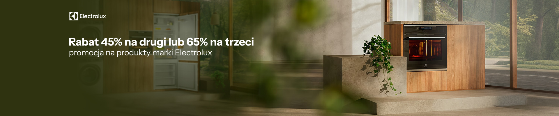 Produkty marki electrolux w drewnianej zabudowanej kuchni
