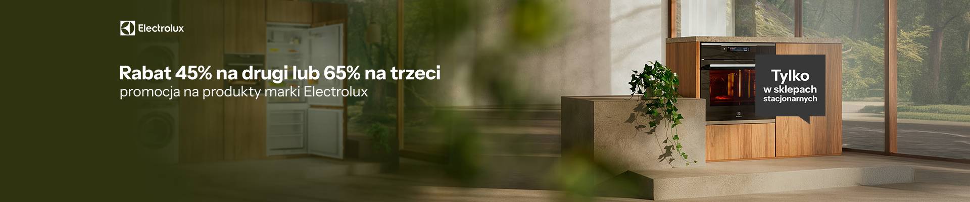 Produkty marki electrolux w drewnianej zabudowanej kuchni
