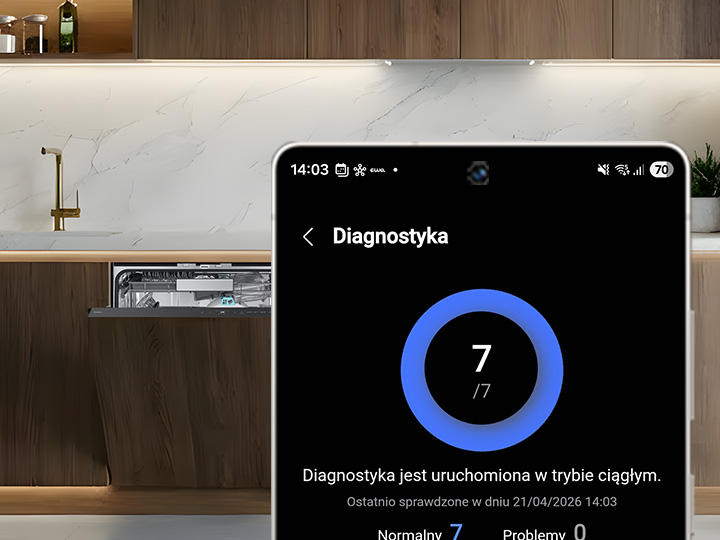 Zmywarka Samsung i smartfon z aplikacją SmartThings pokazującą możliwość sprawdzenia kodów błędów.